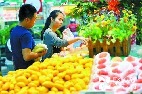 天气渐热 湖北江城水果市场外地货唱主角